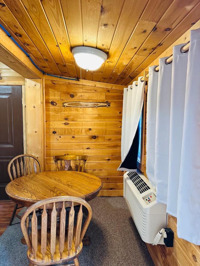Country Cabins Hotel Chariton Buitenkant foto